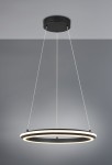 Lampa wisząca Amador 1xLED 34W CCT w kolorze czarnym, o okrągłym kształcie. Zawieszona na dwóch białych linkach, z delikatnym podświetleniem LED wzdłuż krawędzi. Ujęcie z boku, na jednolitym tle.