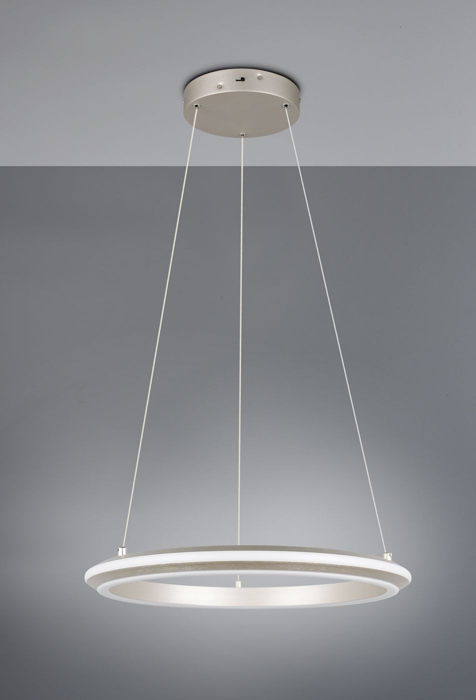 Lampa wisząca Amador w kolorze niklowym, z okrągłym, podwójnym kloszem LED o mocy 34W CCT. Zawieszona na cienkich żyłkach, w minimalistycznym stylu, idealna do nowoczesnych wnętrz. Ujęcie z boku, na jednolitym tle.
