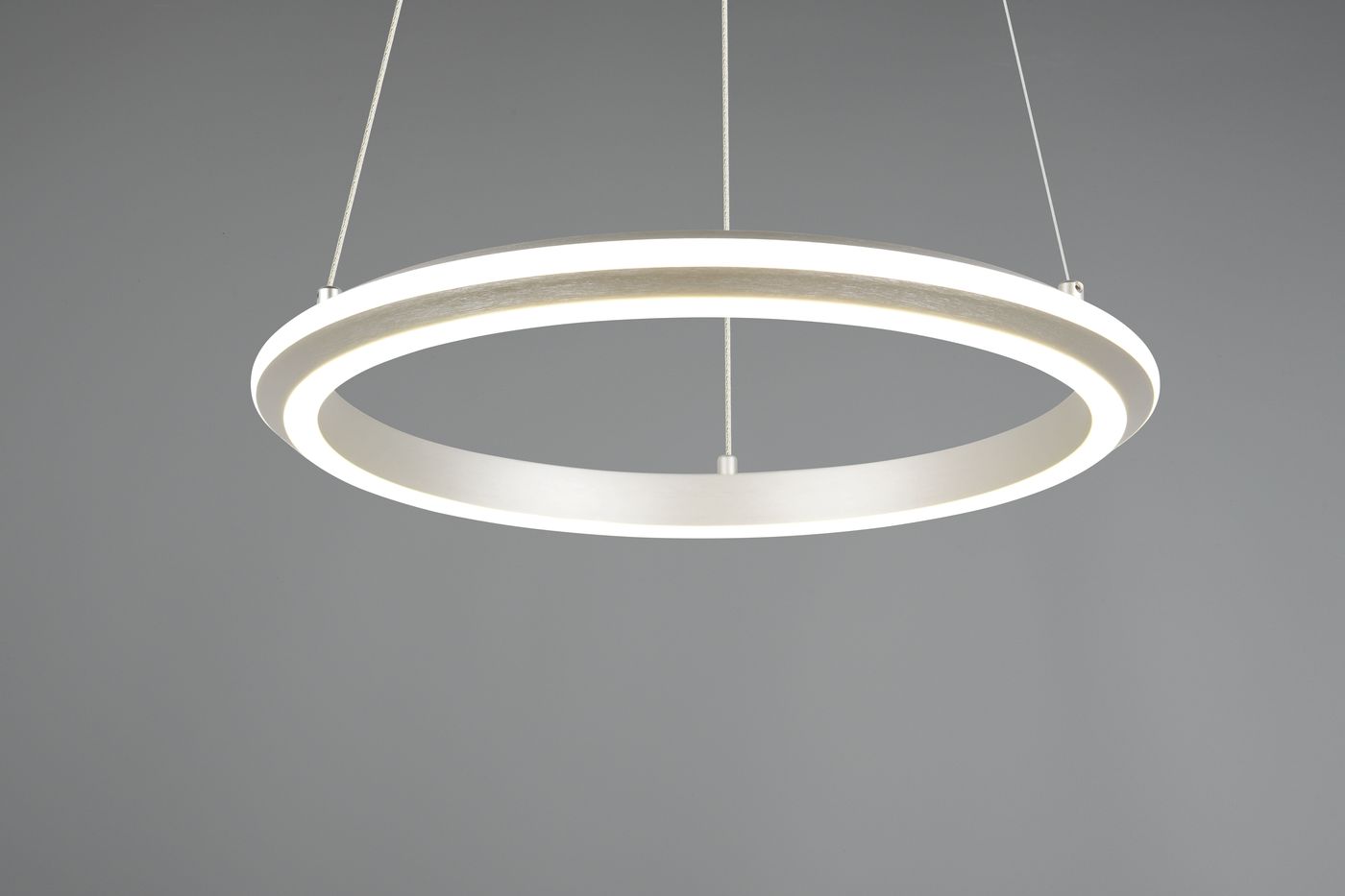 Lampa wisząca Amador z jednym źródłem LED 34W w kolorze niklowym. Okrągła konstrukcja z białym, matowym wykończeniem oraz podświetlanym obrzeżem. Zawieszona na cienkim przewodzie, prezentowana z góry.