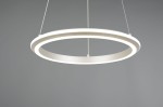 Lampa wisząca Amador z jednym źródłem LED 34W w kolorze niklowym. Okrągła konstrukcja z białym, matowym wykończeniem oraz podświetlanym obrzeżem. Zawieszona na cienkim przewodzie, prezentowana z góry.