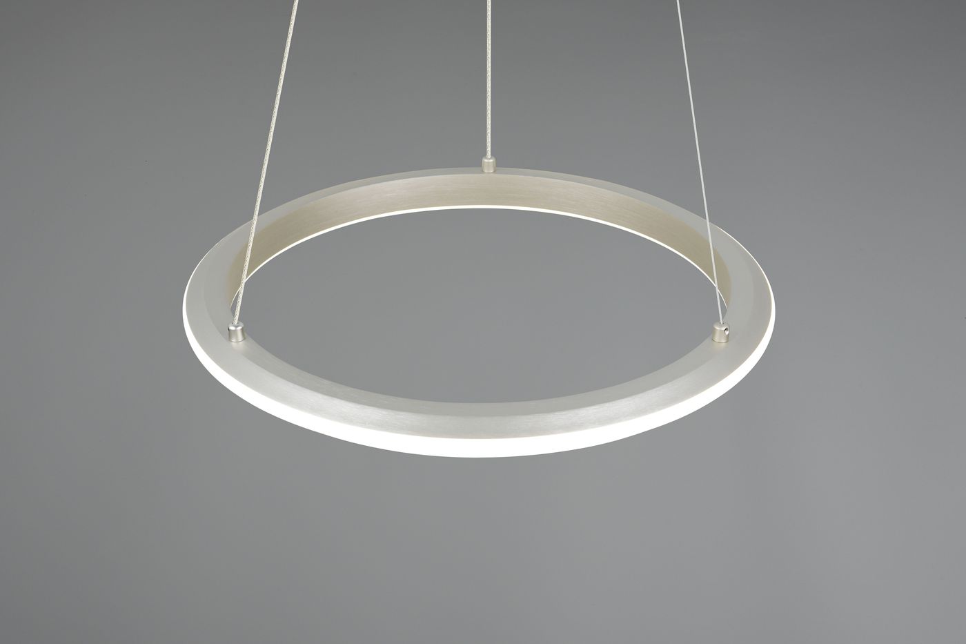 Lampa wisząca Amador z jednym źródłem LED 34W, w kolorze niklowym. Okrągła, zawieszona na cienkich linkach, z matowym wykończeniem. Wbudowane oświetlenie LED emituje miękkie światło, idealne do nowoczesnych wnętrz.