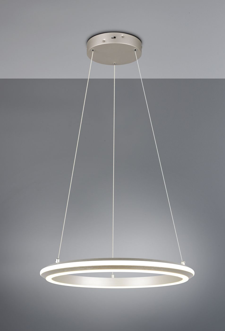 Lampa wisząca Amador z jednym źródłem LED 34W w kolorze niklu. Okrągła konstrukcja z dwiema pierścieniowymi oprawami świetlnymi, zawieszona na cienkich linkach. Prosta, nowoczesna forma, idealna do wnętrz. Tło w odcieniach szarości.