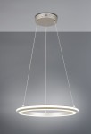 Lampa wisząca Amador z jednym źródłem LED 34W w kolorze niklu. Okrągła konstrukcja z dwiema pierścieniowymi oprawami świetlnymi, zawieszona na cienkich linkach. Prosta, nowoczesna forma, idealna do wnętrz. Tło w odcieniach szarości.