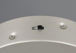 Lampa wisząca Amador 1xLED 34W w kolorze niklu, z widocznym przełącznikiem w czerni na metalowej, matowej powierzchni. Ujęcie z góry, ukazujące detale mocowania i wykończenia. Tło szare, prostota podkreśla design lampy.