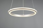 Lampa wisząca Amador w kolorze niklowym, z okrągłym, minimalistycznym designem. Zawiera 1 diodę LED o mocy 34W. Zawieszona na cienkim sznurku, emitująca równomierne, ciepłe światło. Tło szare, co podkreśla elegancję lampy.
