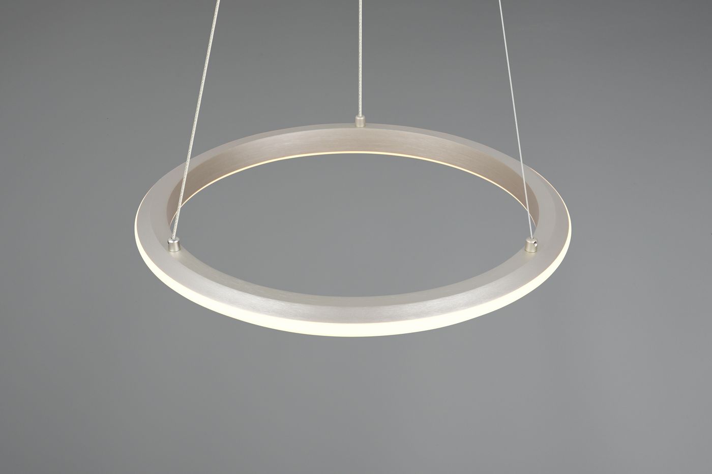 Lampa wisząca Amador z jednym źródłem LED o mocy 34W, w kolorze niklowym. Okrągła konstrukcja z matowego metalu, zawieszona na cienkich linkach. Emituje ciepłe światło, idealna do nowoczesnych wnętrz. Tło szare, minimalistyczne.