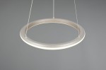 Lampa wisząca Amador z jednym źródłem LED o mocy 34W, w kolorze niklowym. Okrągła konstrukcja z matowego metalu, zawieszona na cienkich linkach. Emituje ciepłe światło, idealna do nowoczesnych wnętrz. Tło szare, minimalistyczne.