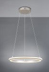 Lampa wisząca Amador z 1xLED 34W w kolorze niklowym, o okrągłym kształcie z dwiema wąskimi obręczami w odcieniach białego i ciepłego światła. Zawieszona na cienkich linkach, montowana do sufitu. Tło w odcieniach szarości.