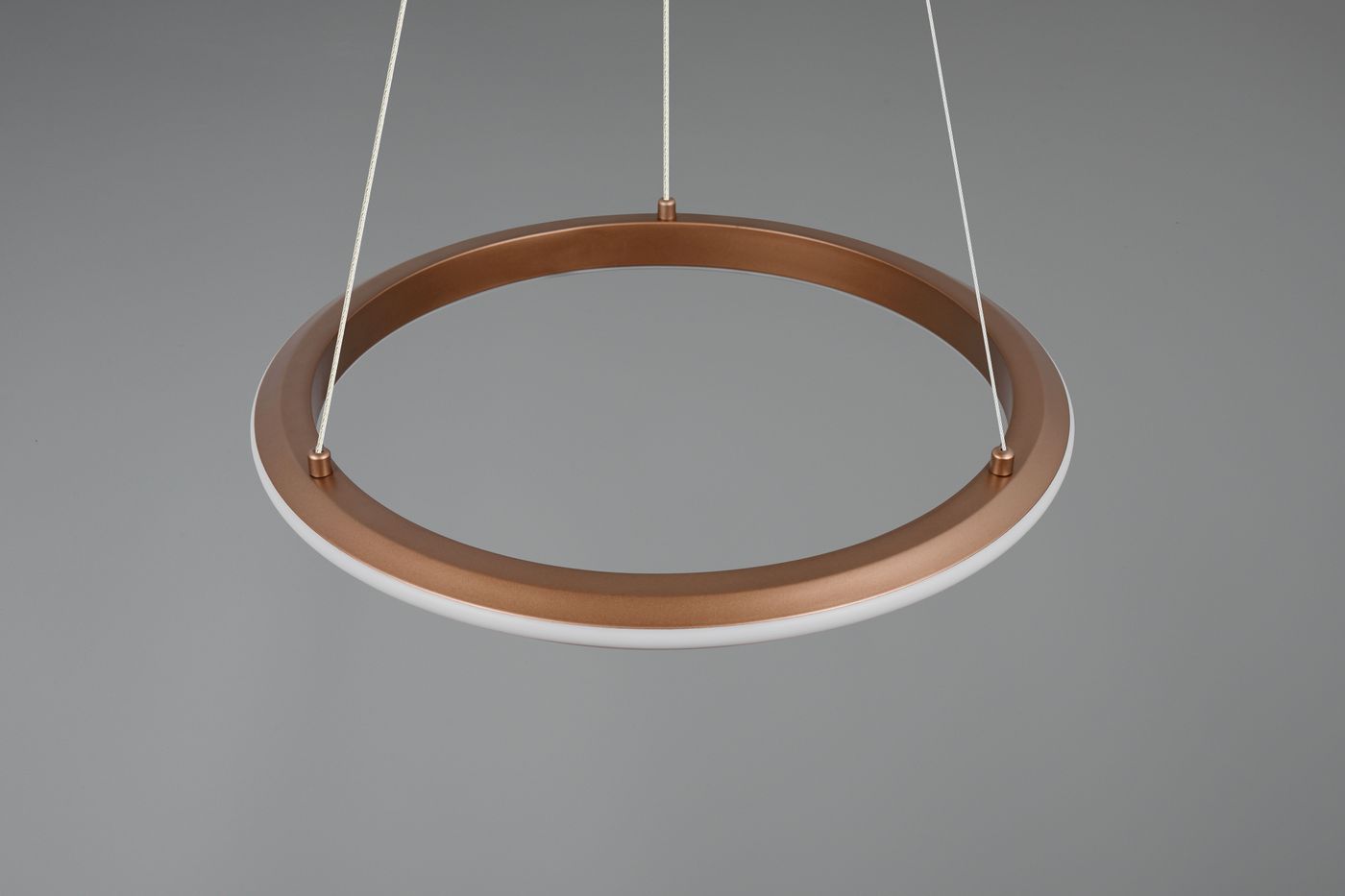 Lampa wisząca Amador w kolorze kawowym, okrągła, wykonana z metalu i tworzywa sztucznego. Zawieszona na białych linkach, posiada jedną diodę LED o mocy 34W. Widok z boku, ukazujący gładką powierzchnię i delikatne wykończenie.