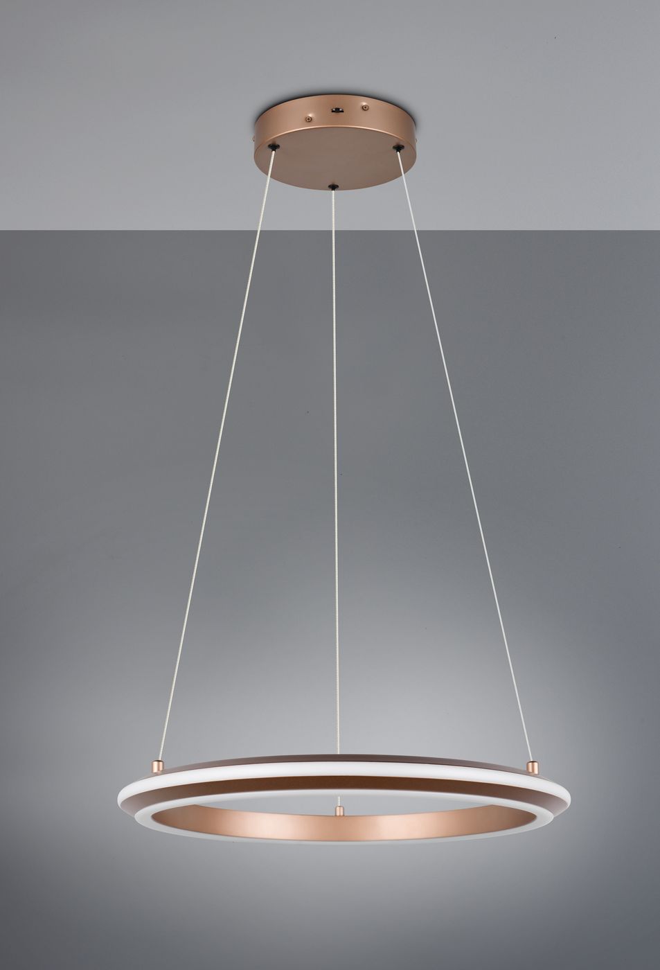 Lampa wisząca Amador 1xLED 34W CCT w kolorze kawowym, z okrągłym, podwójnym kloszem: wewnętrzny w białym, zewnętrzny w metalicznym wykończeniu. Zawieszona na dwóch białych linkach, zamontowana na okrągłej podstawie sufitowej.