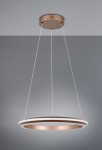 Lampa wisząca Amador 1xLED 34W CCT w kolorze kawowym, z okrągłym, podwójnym kloszem: wewnętrzny w białym, zewnętrzny w metalicznym wykończeniu. Zawieszona na dwóch białych linkach, zamontowana na okrągłej podstawie sufitowej.
