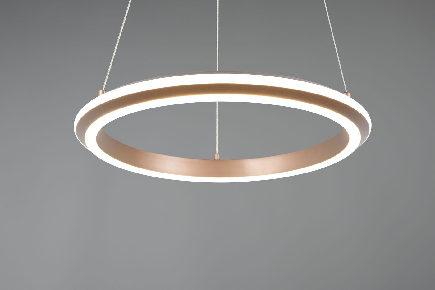 Lampa wisząca Amador w kształcie okręgu, z kawowym wykończeniem i białym pierścieniem LED. Zawieszona na cienkim sznurku, prezentuje nowoczesny design. Idealna do aranżacji przestrzeni mieszkalnych lub biurowych.