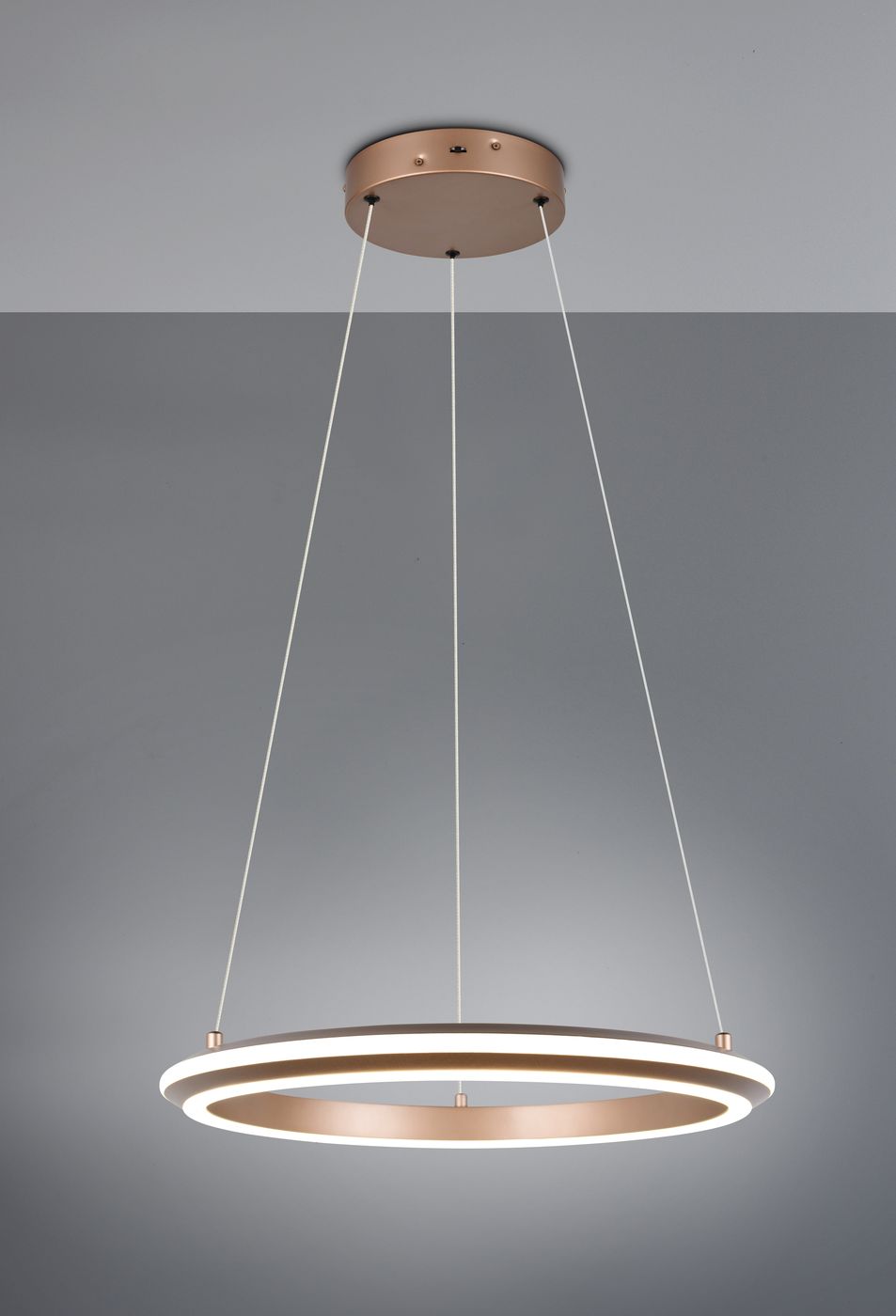 Lampa wisząca Amador w kolorze kawowym, z okrągłym kloszem LED o mocy 34W CCT. Zawieszona na dwóch cienkich, białych linkach. Klosz zewnętrzny metaliczny, wewnętrzny z białego tworzywa. Ujęcie frontalne na jednolitym tle.
