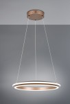 Lampa wisząca Amador w kolorze kawowym, z okrągłym kloszem LED o mocy 34W CCT. Zawieszona na dwóch cienkich, białych linkach. Klosz zewnętrzny metaliczny, wewnętrzny z białego tworzywa. Ujęcie frontalne na jednolitym tle.
