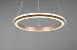 Lampa wisząca Amador w kolorze kawowym, z okrągłym kształtem i podwójnym pierścieniem LED. Zawieszona na cienkim sznurku, oświetlenie ma 34W. Tło jest szare, co podkreśla elegancki design lampy.