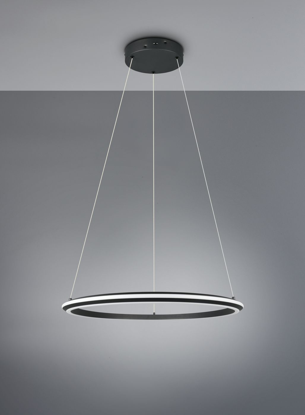 Lampa wisząca Amador 1xLED 48W CCT w kolorze czarnym. Okrągły kształt z podwójnym pierścieniem, zawieszona na cienkich linkach. Widoczne mocowanie sufitowe w kolorze czarnym. Prosty, nowoczesny design, idealna do oświetlenia wnętrz.