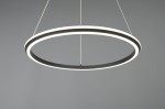 Lampa wisząca Amador 1xLED 48W CCT w kolorze czarnym, o okrągłym kształcie. Widoczny biały pierścień świetlny otaczający czarną obręcz. Zawieszona na cienkich linkach, na szarym tle. Idealna do nowoczesnych wnętrz.