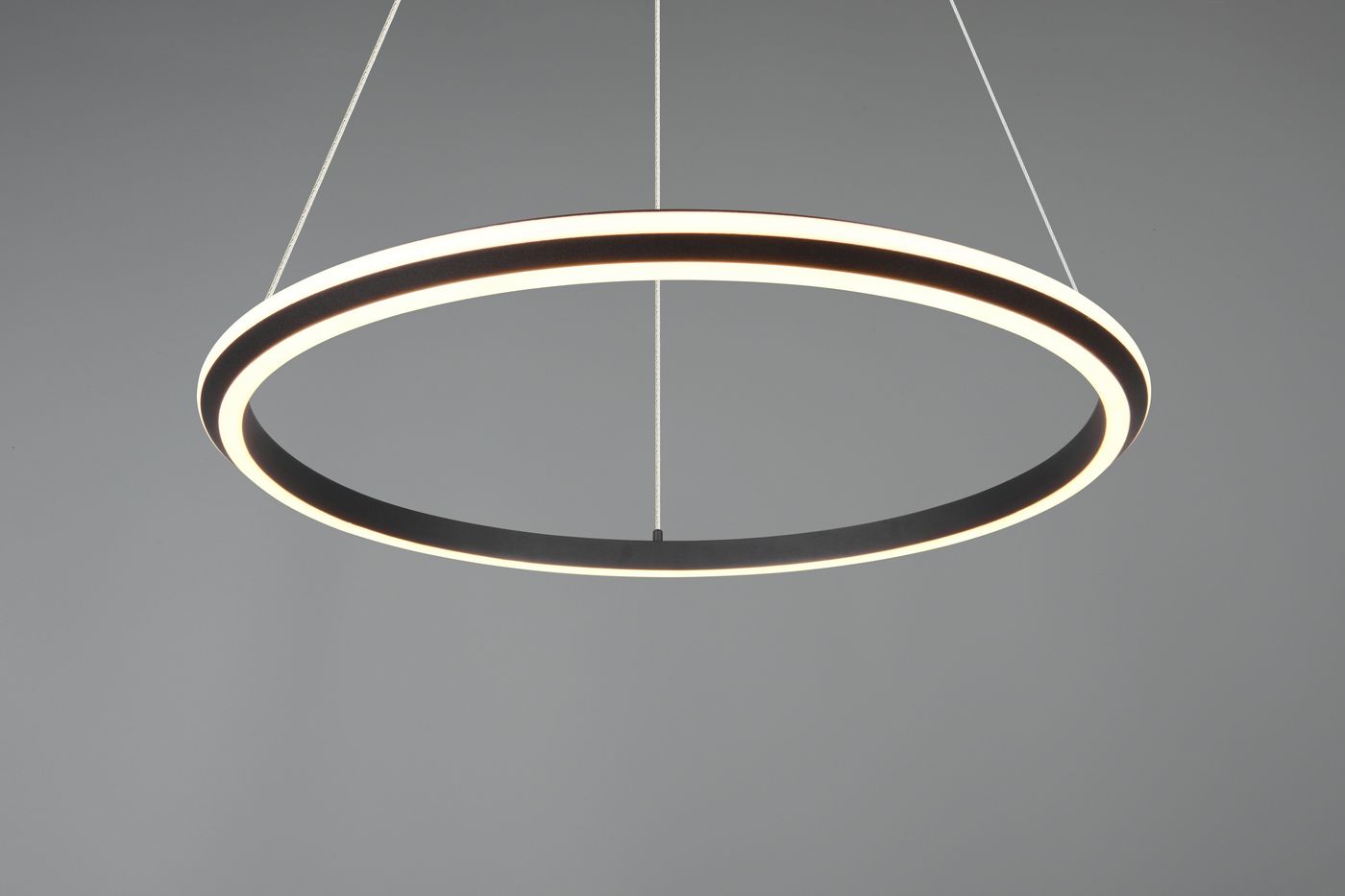 Lampa wisząca Amador, czarna, w kształcie okręgu z białym podświetleniem LED, zawieszona na cienkich żyłkach. Widoczny detal czarnej obręczy z wewnętrznym pierścieniem świetlnym, umieszczona na szarym tle.
