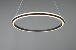 Lampa wisząca Amador, czarna, w kształcie okręgu z białym podświetleniem LED, zawieszona na cienkich żyłkach. Widoczny detal czarnej obręczy z wewnętrznym pierścieniem świetlnym, umieszczona na szarym tle.