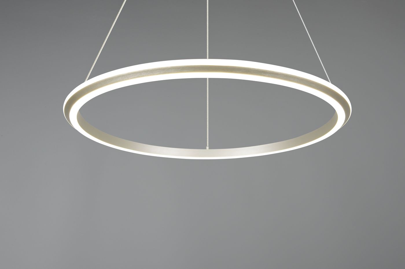 Lampa wisząca Amador w kolorze niklowym, z okrągłym kloszem LED o mocy 48W CCT. Zawieszona na cienkich linkach, ukazuje minimalistyczny design z subtelnym podświetleniem. Widok z boku, na jednolitym tle.