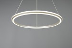 Lampa wisząca Amador w kolorze niklowym, z okrągłym kloszem LED o mocy 48W CCT. Zawieszona na cienkich linkach, ukazuje minimalistyczny design z subtelnym podświetleniem. Widok z boku, na jednolitym tle.