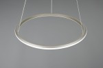 Lampa wisząca Amador w kształcie okręgu, wykonana z niklu, z jednym źródłem światła LED 48W CCT. Prezentowana z boku, zawieszona na cienkich żyłkach, na gładkim szarym tle.