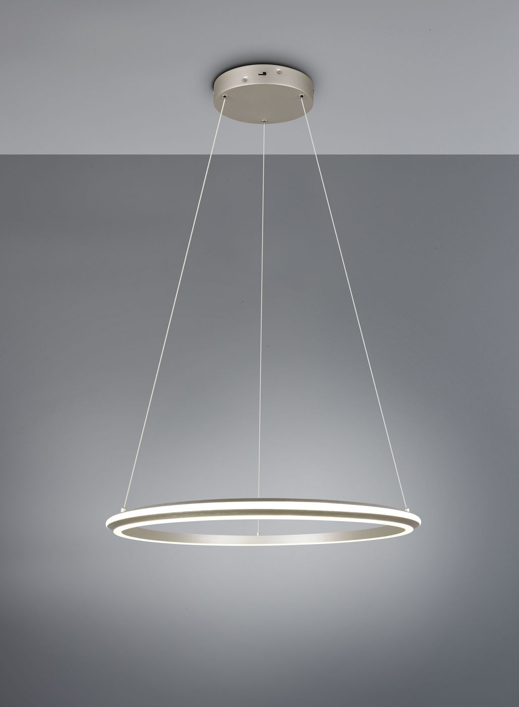 Lampa wisząca Amador w kolorze niklowym, z pojedynczym źródłem LED o mocy 48W. Okrągły kształt, zawieszona na cienkich linkach. Świetlny pierścień emituje ciepłe światło, idealna do nowoczesnych wnętrz. Tło szare, minimalistyczne.