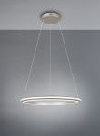 Lampa wisząca Amador w kolorze niklowym, z pojedynczym źródłem LED o mocy 48W. Okrągły kształt, zawieszona na cienkich linkach. Świetlny pierścień emituje ciepłe światło, idealna do nowoczesnych wnętrz. Tło szare, minimalistyczne.