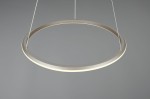 Lampa wisząca Amador w kolorze niklowym, o okrągłym kształcie, z wbudowanym oświetleniem LED 48W CCT. Zawieszona na cienkich linkach, emituje delikatne światło z krawędzi. Tło zdjęcia w szarości, co podkreśla minimalistyczny design lampy.