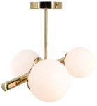 Lampa sufitowa Otis 3xE27 w kolorze złotym z trzema okrągłymi kloszami z mlecznego szkła. Ujęcie z góry, produkt zamontowany na suficie, podkreślający nowoczesny design oraz elegancki wygląd.