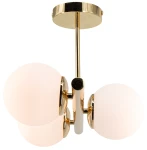 Lampa sufitowa Otis z trzema oprawami na żarówki E27. Złota konstrukcja z metalowymi detalami, ozdobiona białymi, półprzezroczystymi kloszami w kształcie kul. Ujęcie frontalne, produkt zamontowany na suficie.