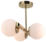Lampa sufitowa Otis 3xE27 w złotym wykończeniu. Posiada trzy okrągłe klosze z mlecznego szkła zamocowane na błyszczących ramionach. Ujęcie z dołu, ukazujące elegancką konstrukcję i detale.