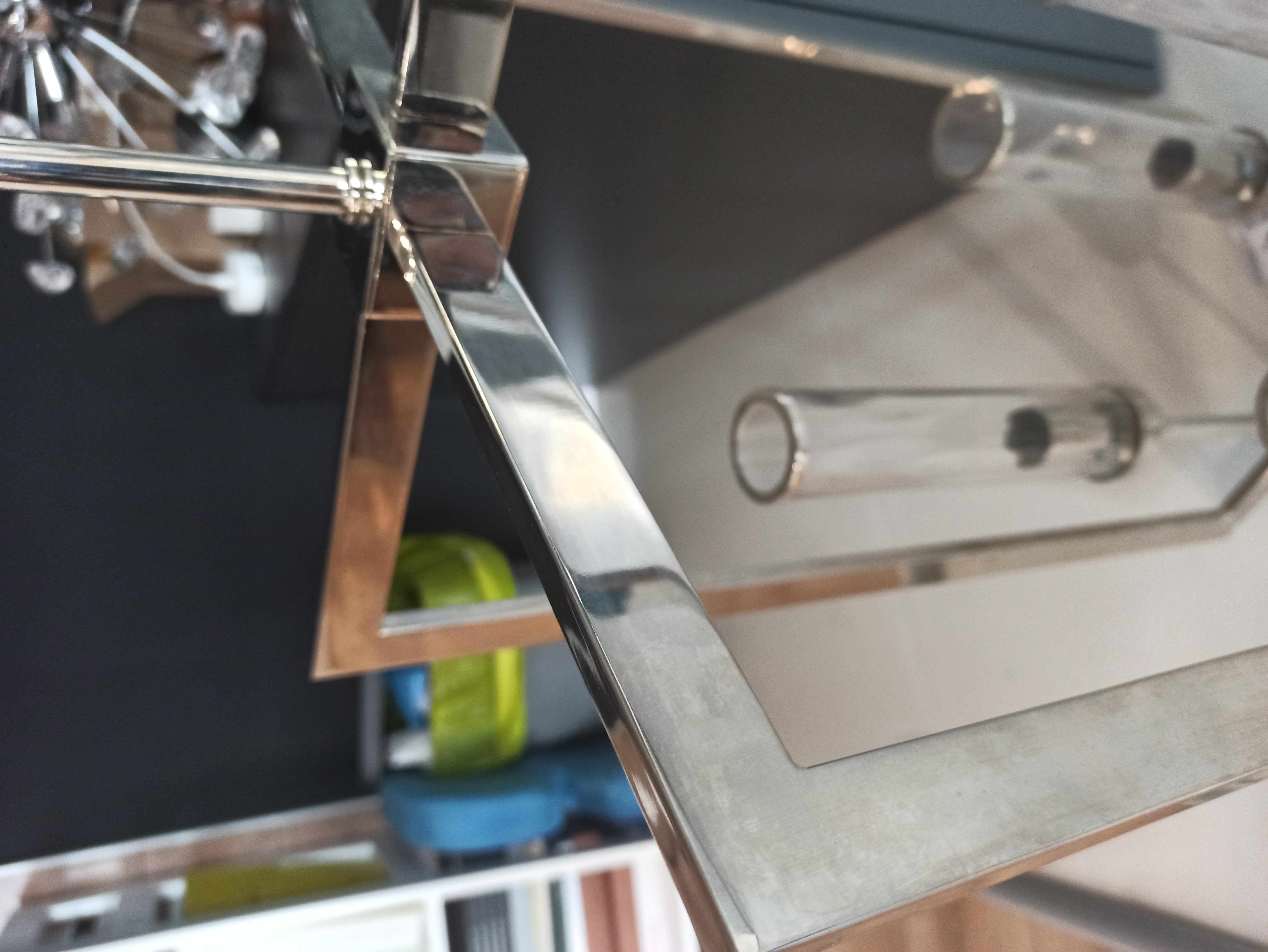 Lampa wisząca Oxford 4-punktowa P04052NI w nowoczesnym stylu, z metalową ramą w kolorze niklu i miedzianym, z widocznymi szklanymi kloszami w formie cylindrów. Kąt ujęcia zbliżenie na detale konstrukcji i fakturę materiałów.