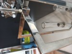 Lampa wisząca Oxford 4-punktowa P04052NI w nowoczesnym stylu, z metalową ramą w kolorze niklu i miedzianym, z widocznymi szklanymi kloszami w formie cylindrów. Kąt ujęcia zbliżenie na detale konstrukcji i fakturę materiałów.