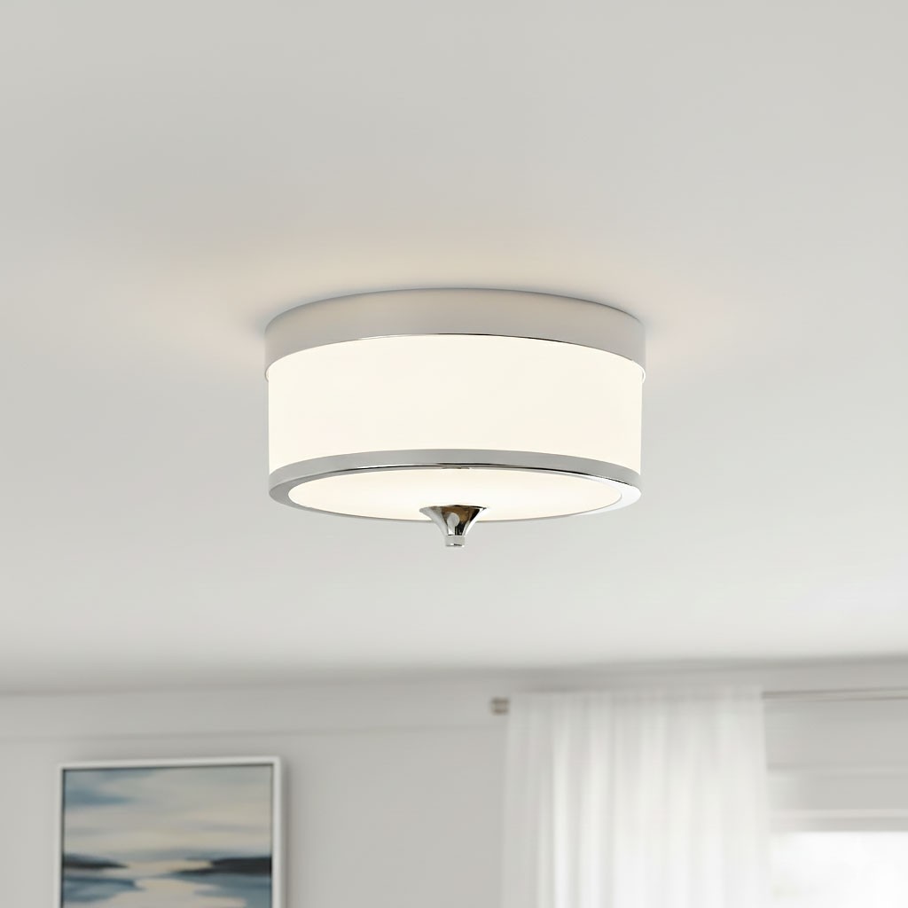 Lampa sufitowa Fleetwood 3xE27 w kolorze chromu i białym, o okrągłym kształcie. Wykonana z matowego szkła z chromowanym pierścieniem. Zamontowana na suficie, z widoczną podstawą w centrum. Prosta, nowoczesna forma, minimalistyczny design.