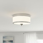 Lampa sufitowa Fleetwood 3xE27 w kolorze chromu i białym, o okrągłym kształcie. Wykonana z matowego szkła z chromowanym pierścieniem. Zamontowana na suficie, z widoczną podstawą w centrum. Prosta, nowoczesna forma, minimalistyczny design.