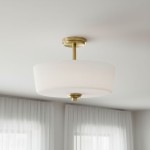 Lampa sufitowa Aspen z trzema gniazdami E27, wykonana z mosiądzu i białego szkła. Okrągły klosz w kształcie miski zawieszony na cienkim, mosiężnym wsporniku. Ujęcie z dołu, na tle jasnego sufitu i białych zasłon.