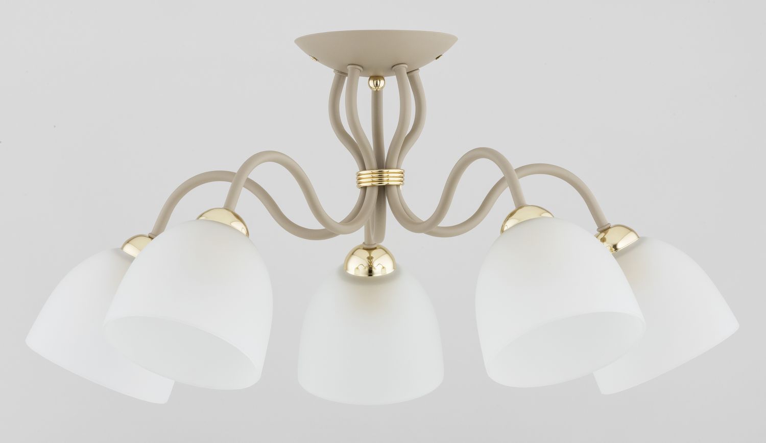 Lampa sufitowa Ariel 5xE27 w kolorze taupe z złotymi akcentami. Posiada pięć mlecznych kloszy w kształcie dzwonu, umieszczonych na giętych ramionach. Ujęcie frontalne, produkt zamontowany na suficie, na jednolitym tle.