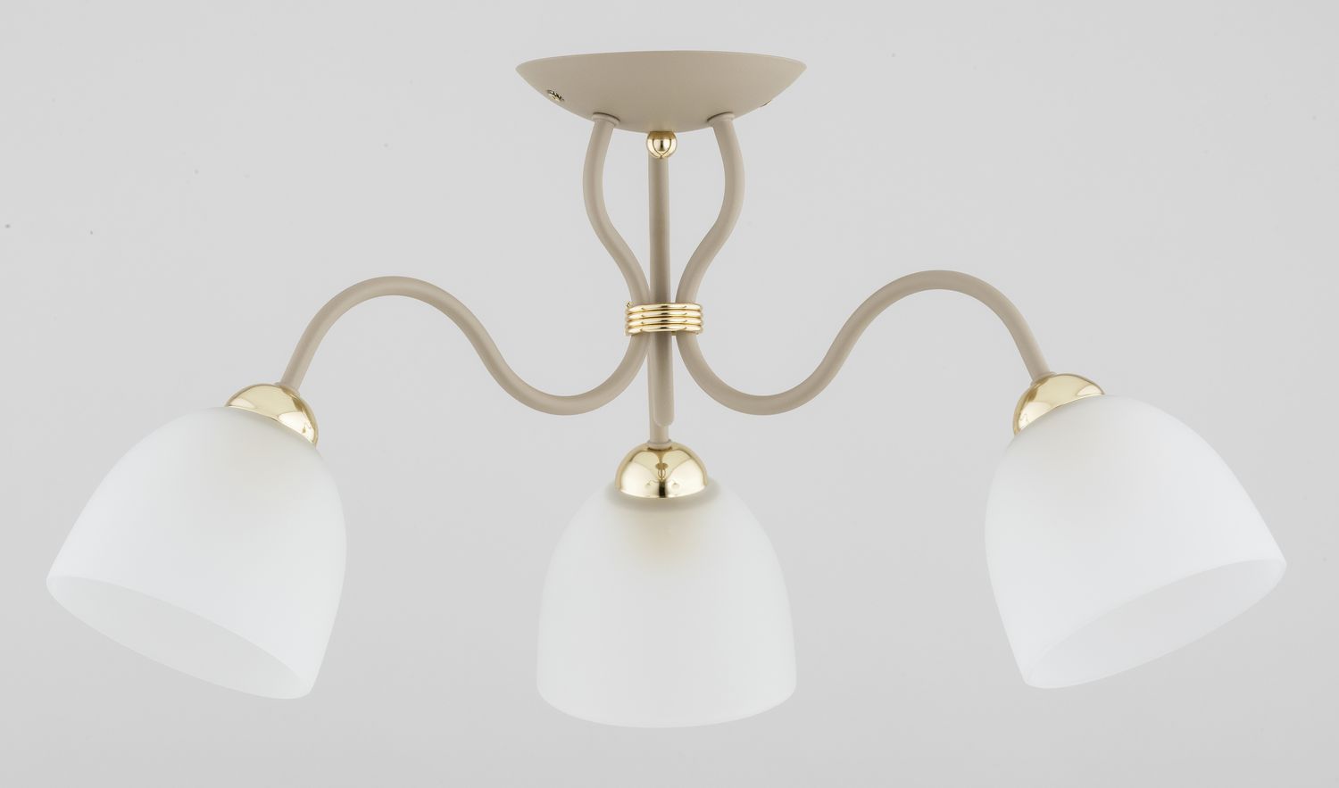 Lampa sufitowa Ariel z trzema kloszami E27 w kolorze taupe i złotymi akcentami. Klosze mają kształt półkulisty, a konstrukcja z metalowymi ramionami jest zamontowana na okrągłej podstawie. Tło białe, minimalistyczne.
