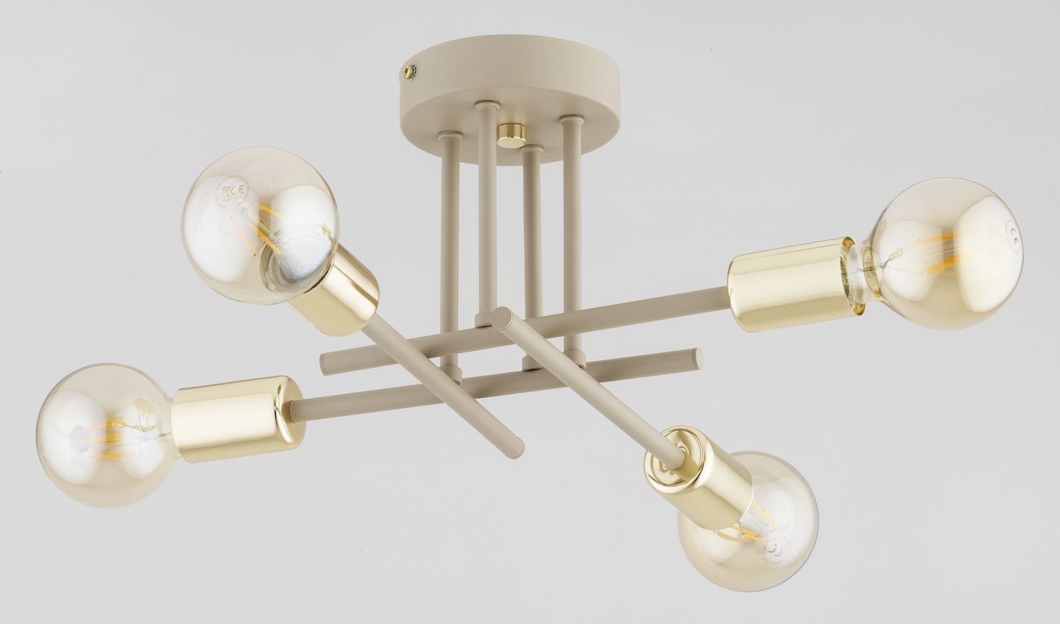 Lampa sufitowa Dakar w kolorze taupe z złotymi detalami, wyposażona w cztery oprawy E27. Produkt ma nowoczesny, geometrystyczny kształt z prostymi rurkami, umieszczony na okrągłej podsufitce. Idealna do stylowych wnętrz.
