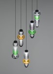 Lampa wisząca Minerva z pięcioma źródłami LED, w kolorze czarnym z multikolorowymi elementami szklanymi. Zawieszona na cienkich linkach, zróżnicowane kształty kloszy w zielonym, pomarańczowym i przezroczystym kolorze.