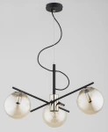 Lampa wisząca Taurus Mix w kolorze czarno-złotym, z trzema kulistymi kloszami z przezroczystego szkła. Ujęcie z dołu, pokazujące elegancką konstrukcję i spiralne przewody. Klosze umieszczone na metalowych ramionach w kształcie krzyża.