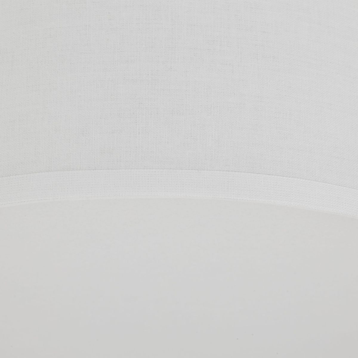 Biały plafon Cloud Mini 2-punktowy, o okrągłym kształcie, wykonany z teksturowanego materiału. Widoczna jest delikatna faktura, która nadaje mu elegancki wygląd. Produkt umieszczony na jasnym tle, ukazujący jego górną część.