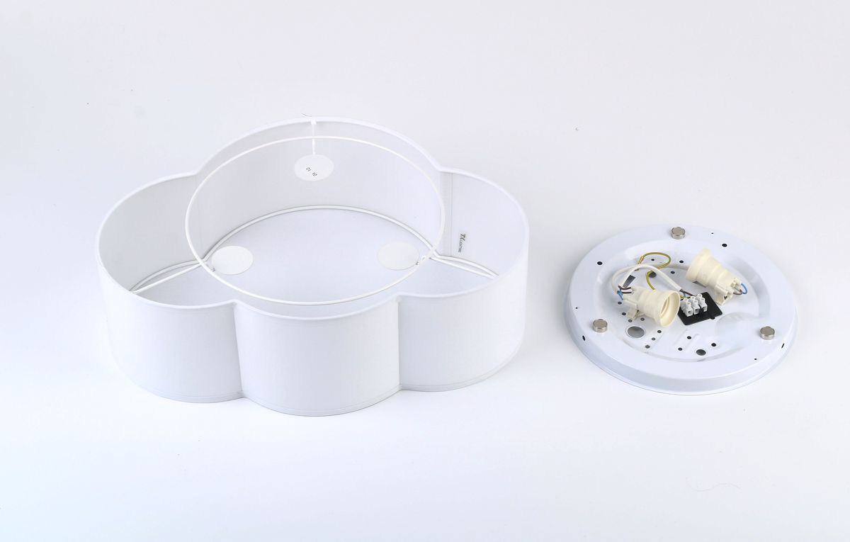 Plafon Cloud Mini 2-punktowy w kolorze białym, składający się z okrągłej, teksturowanej osłony oraz podświetlanej podstawy. Widoczne elementy montażowe i gniazda na żarówki. Ujęcie z boku, prezentujące dwa oddzielne komponenty.