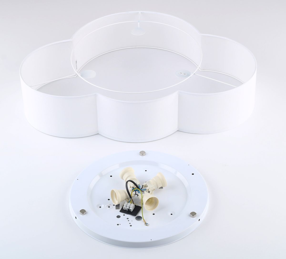 Plafon sufitowy Cloud, 4-punktowy, w kolorze białym. Produkt składa się z okrągłej podstawy z miejscem na cztery źródła światła, z białą osłoną w kształcie chmury. Widoczna instalacja elektryczna i elementy mocujące.