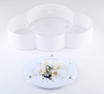 Plafon sufitowy Cloud, 4-punktowy, w kolorze białym. Produkt składa się z okrągłej podstawy z miejscem na cztery źródła światła, z białą osłoną w kształcie chmury. Widoczna instalacja elektryczna i elementy mocujące.