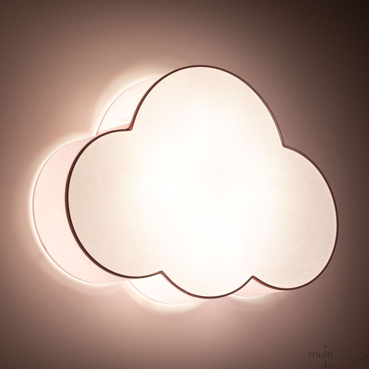 Plafon Cloud w kształcie chmury, pastelowy różowy, z delikatnym podświetleniem. Produkt ma zaokrąglone krawędzie, wykonany z tworzywa sztucznego. Ujęcie frontalne, montowany na suficie, idealny do dziecięcego pokoju.