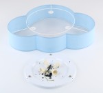 Plafon sufitowy Cloud w kształcie chmury, w pastelowym niebieskim kolorze. Widoczne elementy konstrukcyjne: biały stelaż oraz mocowanie z czterema gniazdami na żarówki. Produkt leży na białym tle, ukazując detale i sposób montażu.