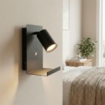 Kaliso kinkiet z gniazdem USB, czarny. Lampa ścienna z regulowanym kloszem, zamontowana na prostokątnej podstawie. Posiada półkę do odkładania drobiazgów. Oświetlenie skierowane w dół, idealne do czytania. Tło w jasnych tonach, minimalistyczne wnętrze.