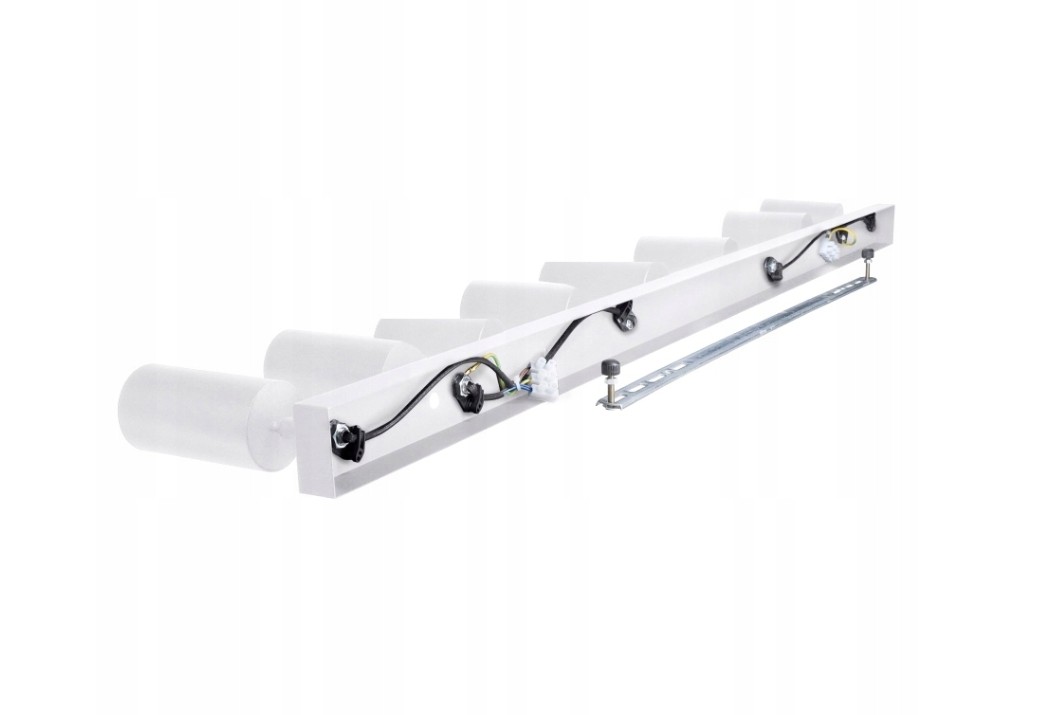 Biała lampa sufitowa typu spot z ośmioma punktami świetlnymi. Produkt ma prostokątną, płaską bazę z metalowym mocowaniem oraz cylindryczne klosze, które są umieszczone w równych odstępach. Ujęcie z boku, ukazujące szczegóły konstrukcji.